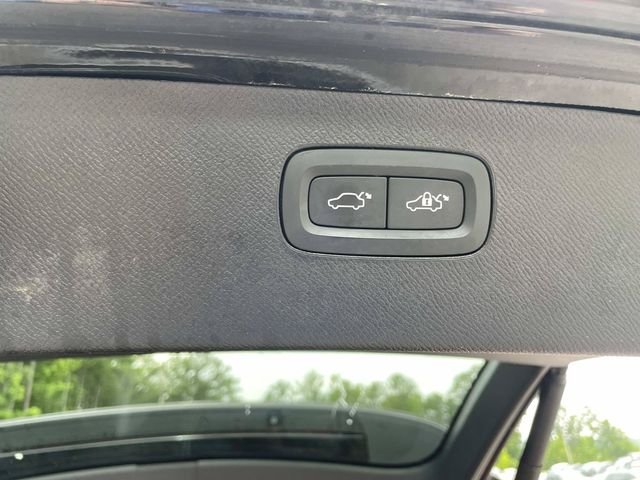 Certified Used 2022 Onyx Black Metallic Volvo T6 Momentum image 10