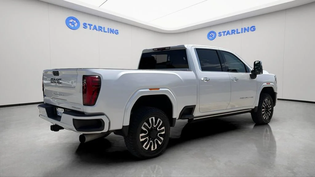 Used 2024 White Frost Tricoat GMC Denali Ultimate image 9