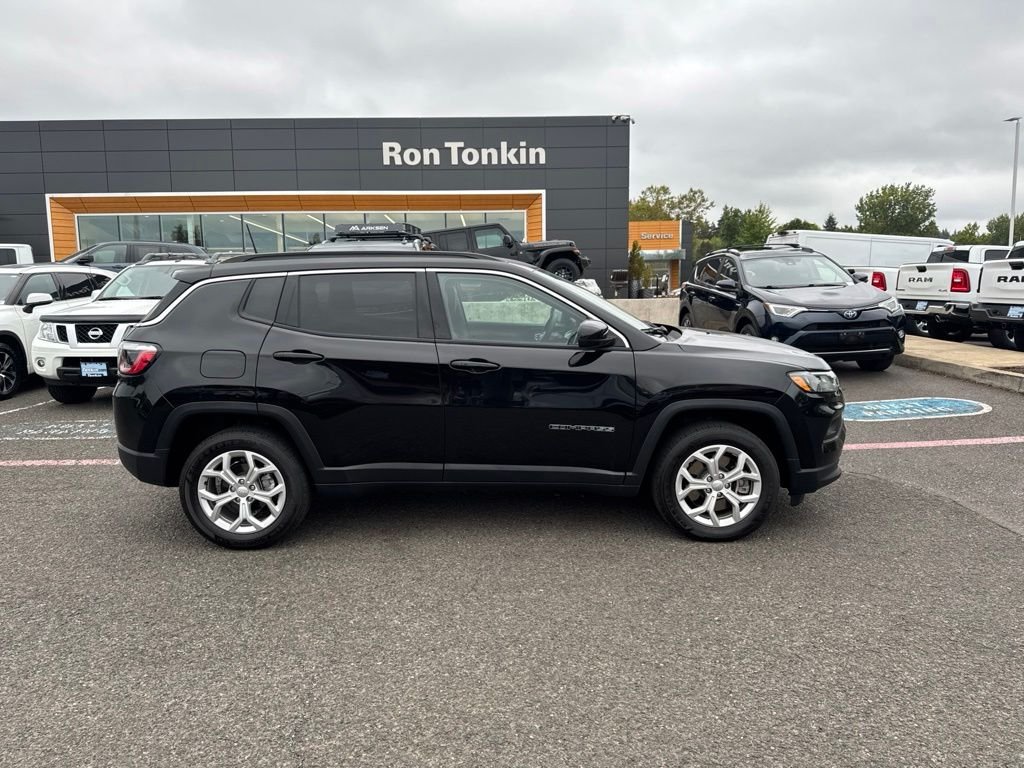 Used 2024 Diamond Black Crystal Pearlcoat Jeep Latitude image 10