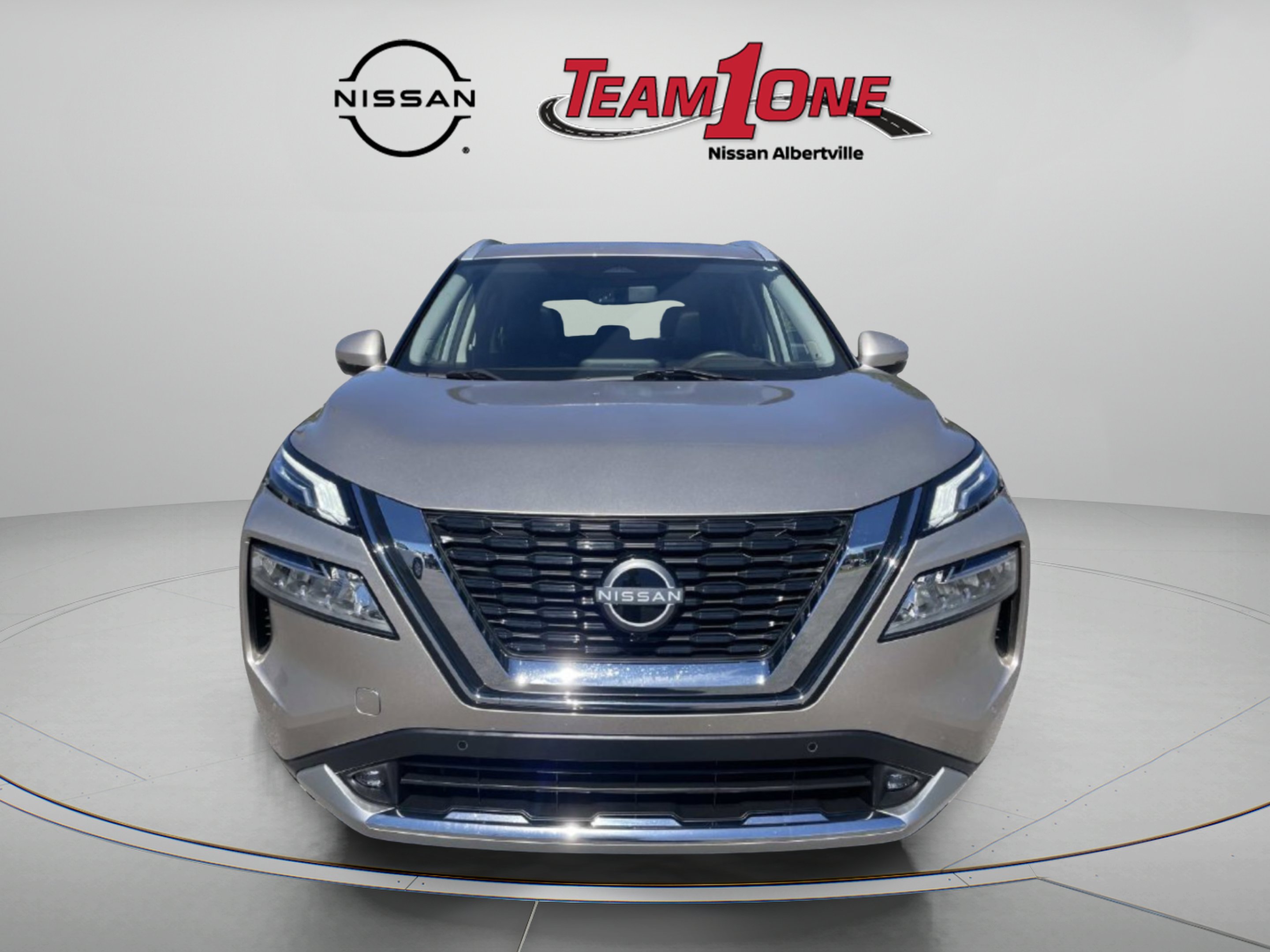Used 2022 Gold Nissan Platinum image 2