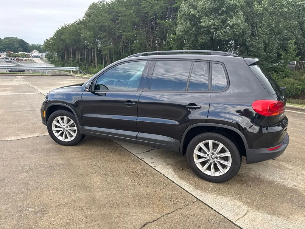 Used 2018  Volkswagen 2.0T image 13