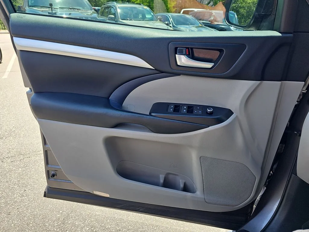 Used 2018 Gray Toyota XLE image 27