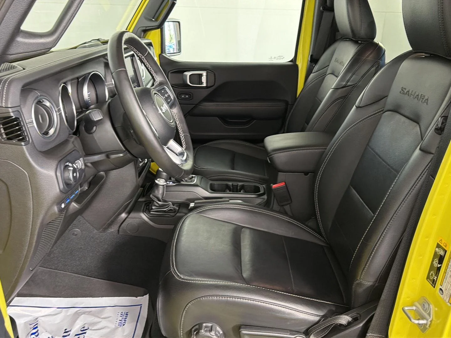 Used 2022 High Velocity Clearcoat Jeep Unlimited Sahara image 25