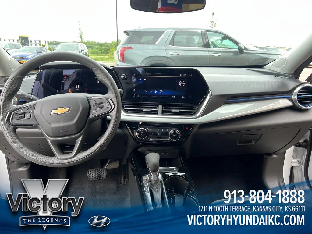 Used 2025 White Chevrolet LT image 12