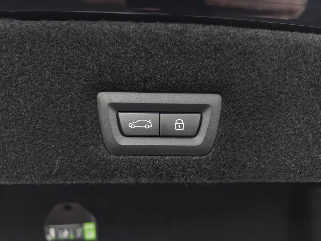 2026 BMW 7 Series 750e - Photo 13