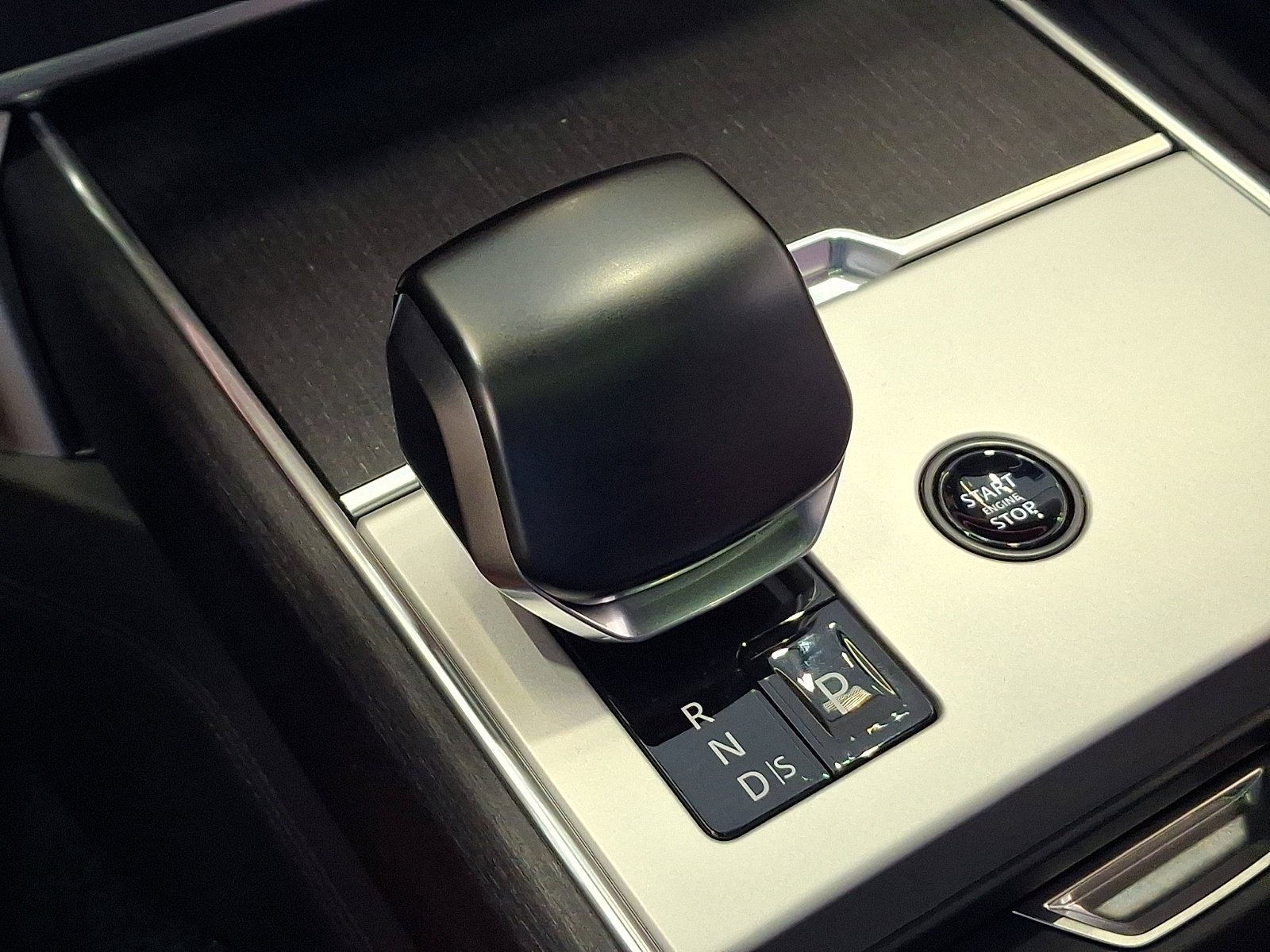 2026 Land Rover Range Rover SV - Photo 11