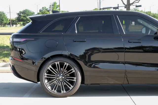 New 2026 Santorini Black Metallic Land Rover Autobiography image 8