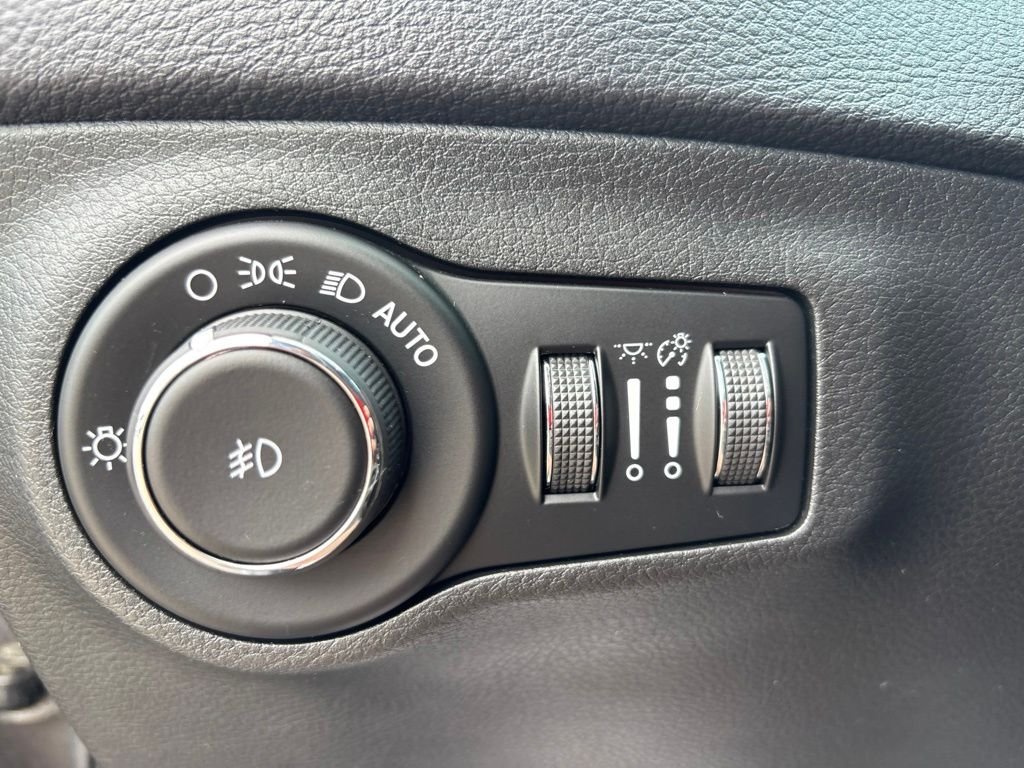 Used 2017 Gray Jeep Latitude image 20