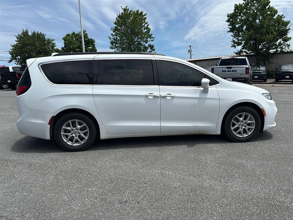 Used 2022 Bright White Clearcoat Chrysler Touring L image 6