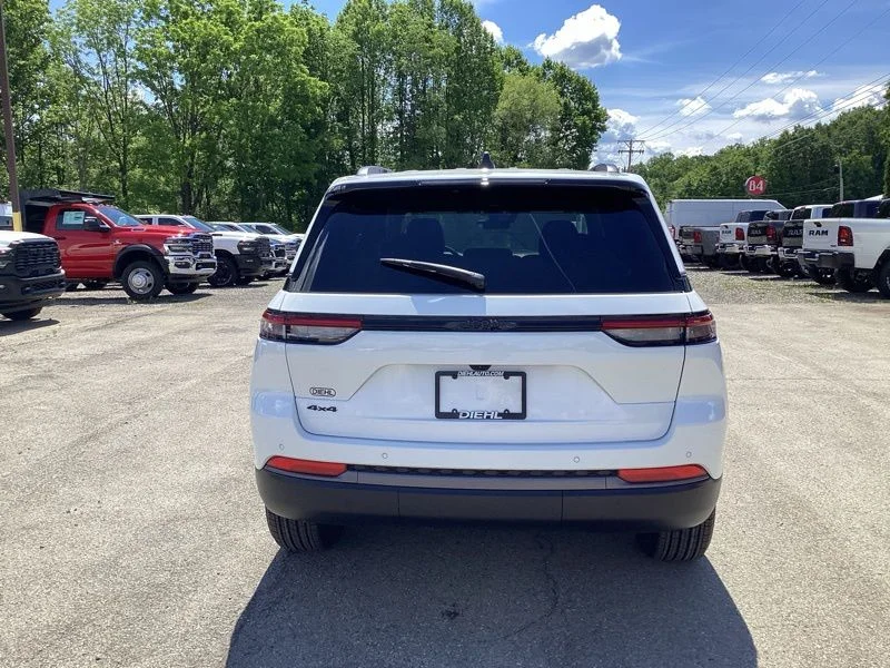 New 2026 Bright White Clear-Coat Exterior Paint Jeep Altitude image 6