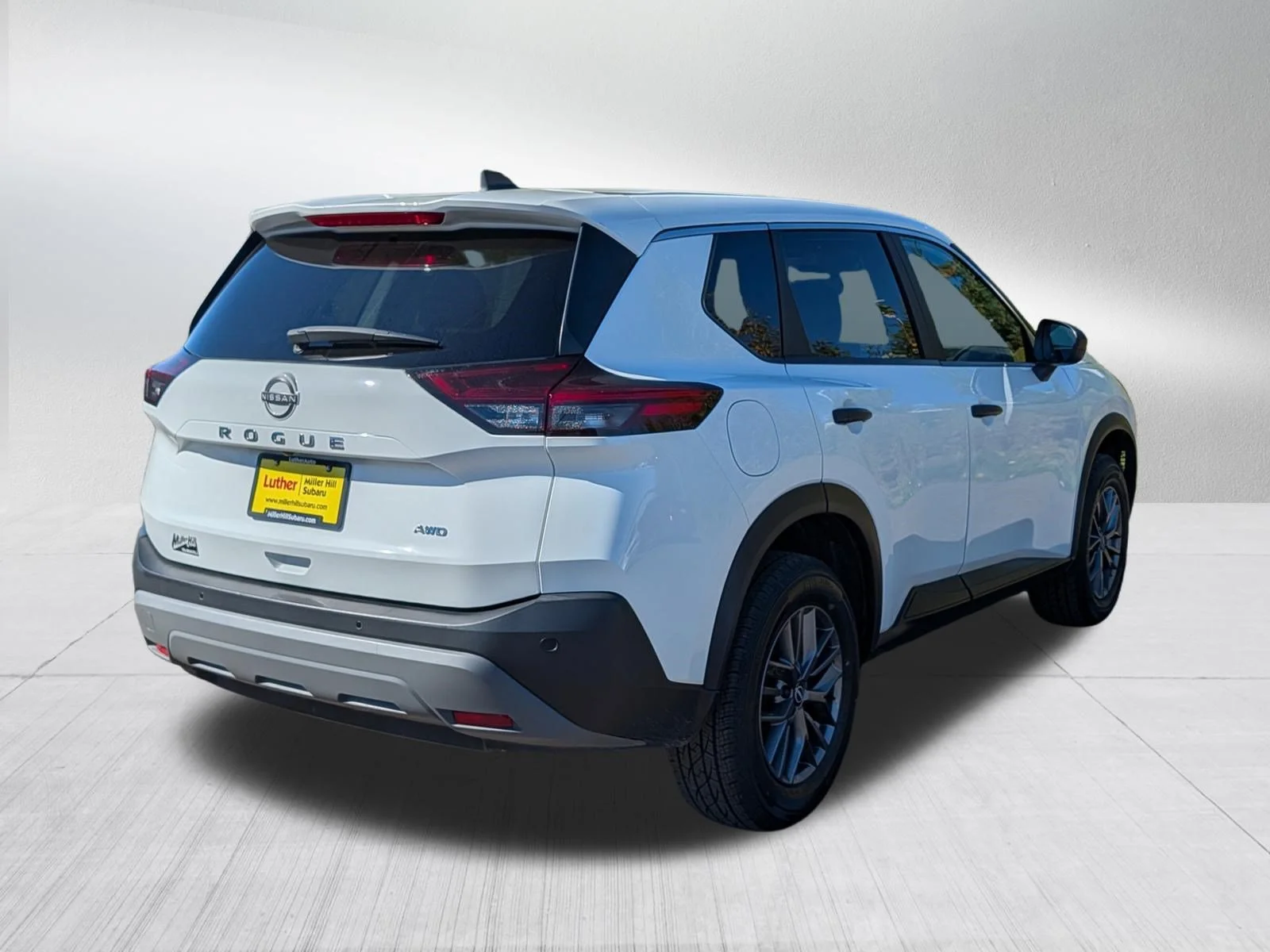 Used 2023 Glacier White Nissan S image 7