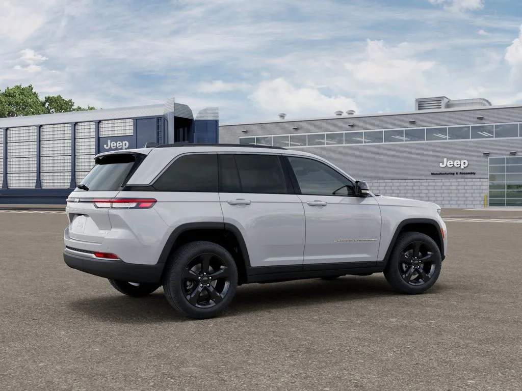 New 2026 Bright White Clear-Coat Exterior Paint Jeep Limited image 4