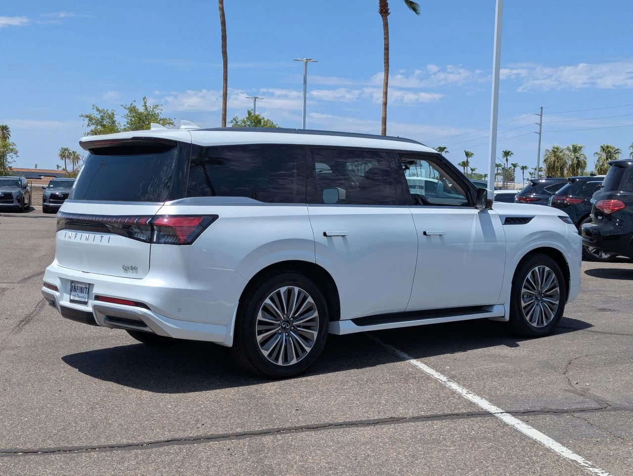 New 2027 RADIANT WHITE INFINITI Luxe 2WD image 5