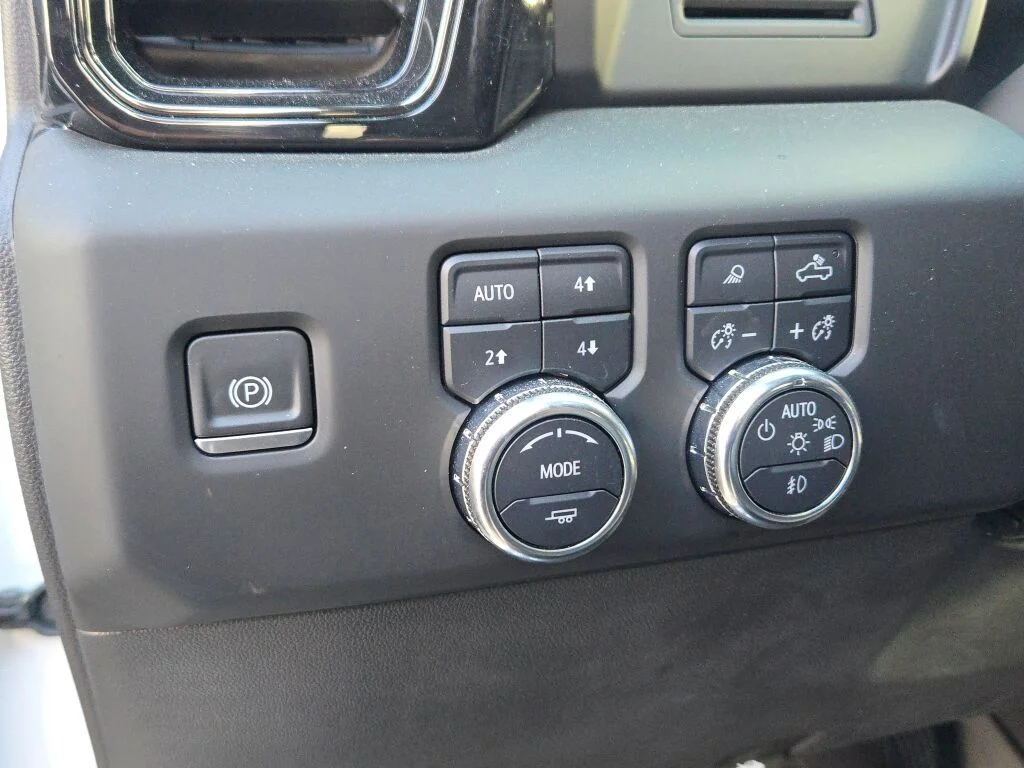 Used 2022 White GMC AT4 image 26