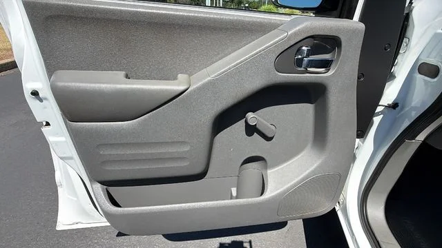 Used 2015 White Nissan S image 17