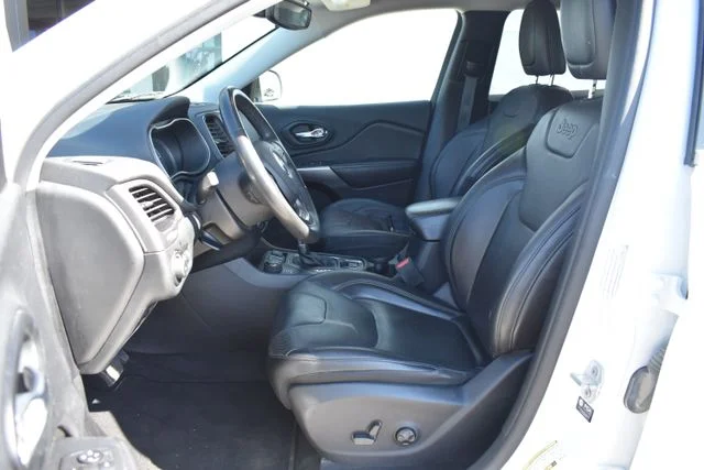 Used 2021 White Jeep Latitude Lux image 11
