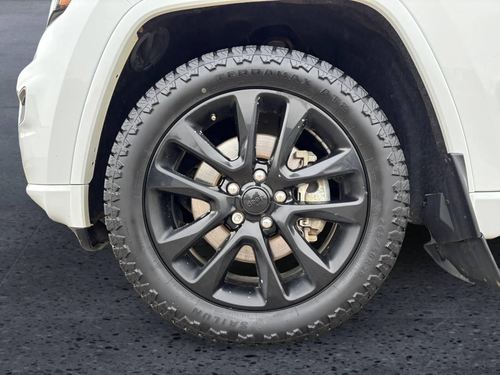 Used 2021 White Jeep Altitude image 9