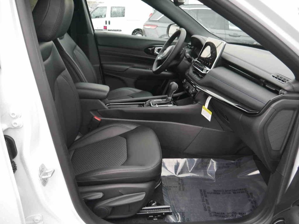 Used 2026 White Jeep Latitude image 24