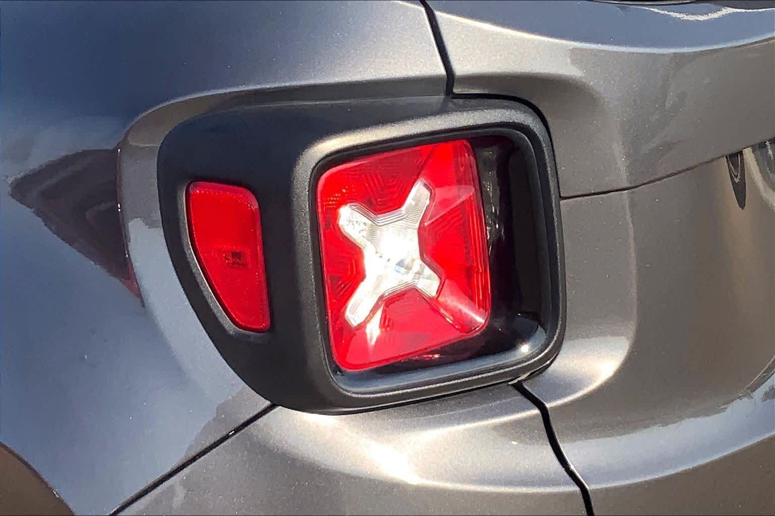 Used 2018 Granite Crystal Metallic Clearcoat Jeep Altitude image 29
