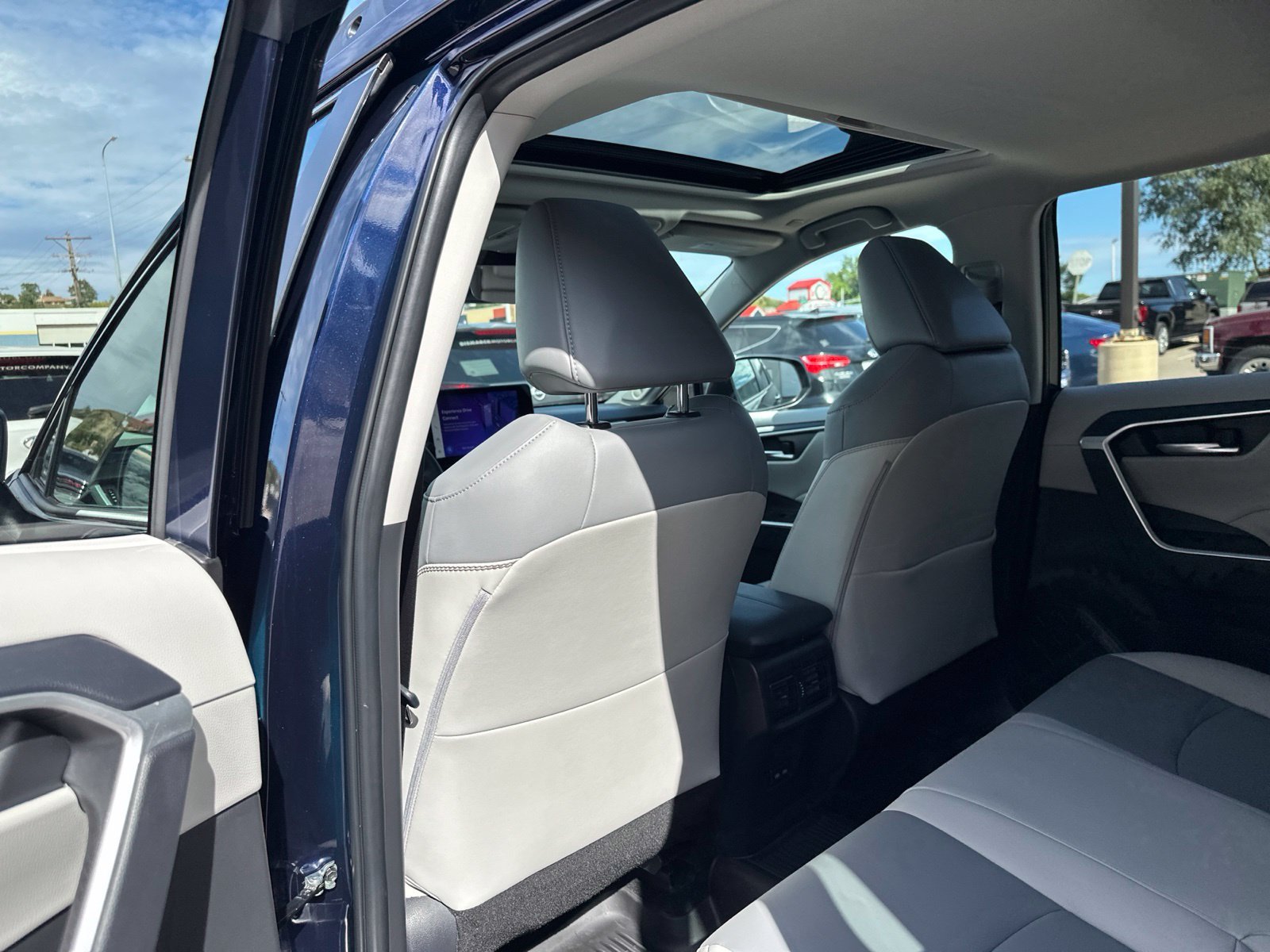 Used 2025 Blue Toyota XLE Premium image 19