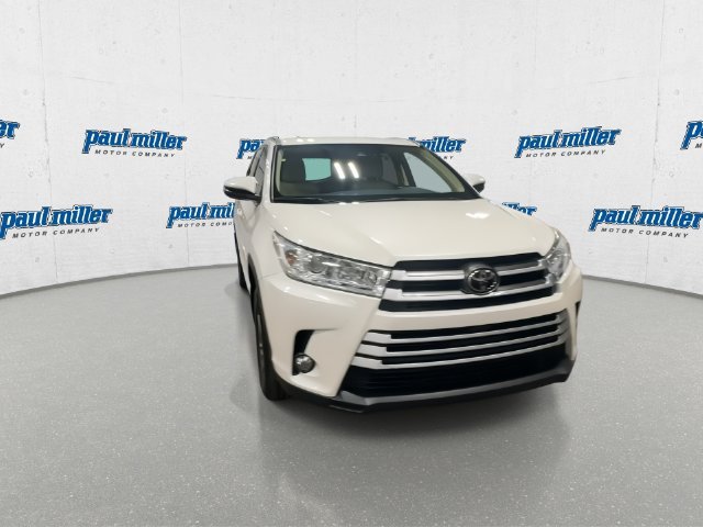 Used 2017 White Toyota XLE image 3