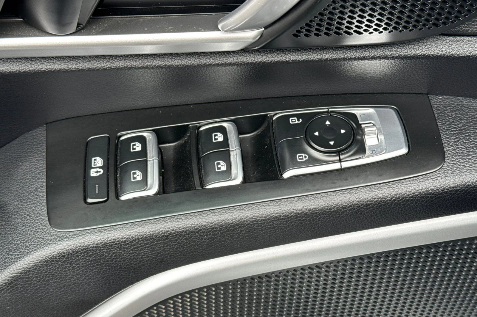 Certified Used 2021 Snow White Pearl Kia S image 11