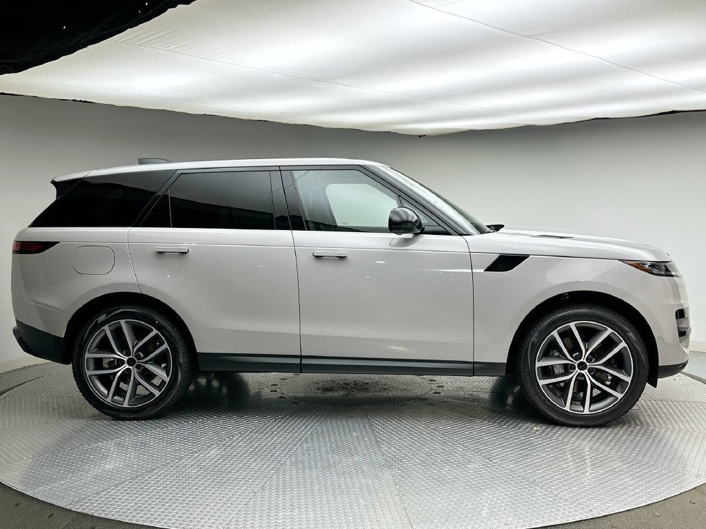 New 2027 Borasco Grey Land Rover SE image 4