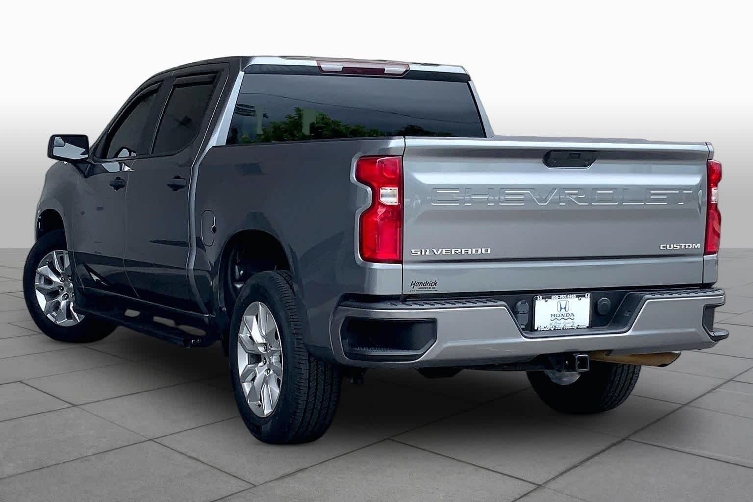 Used 2021 Satin Steel Metallic Chevrolet Custom image 12