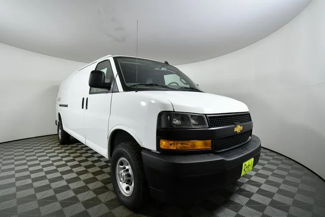 New 2025 Summit White Chevrolet WT image 8