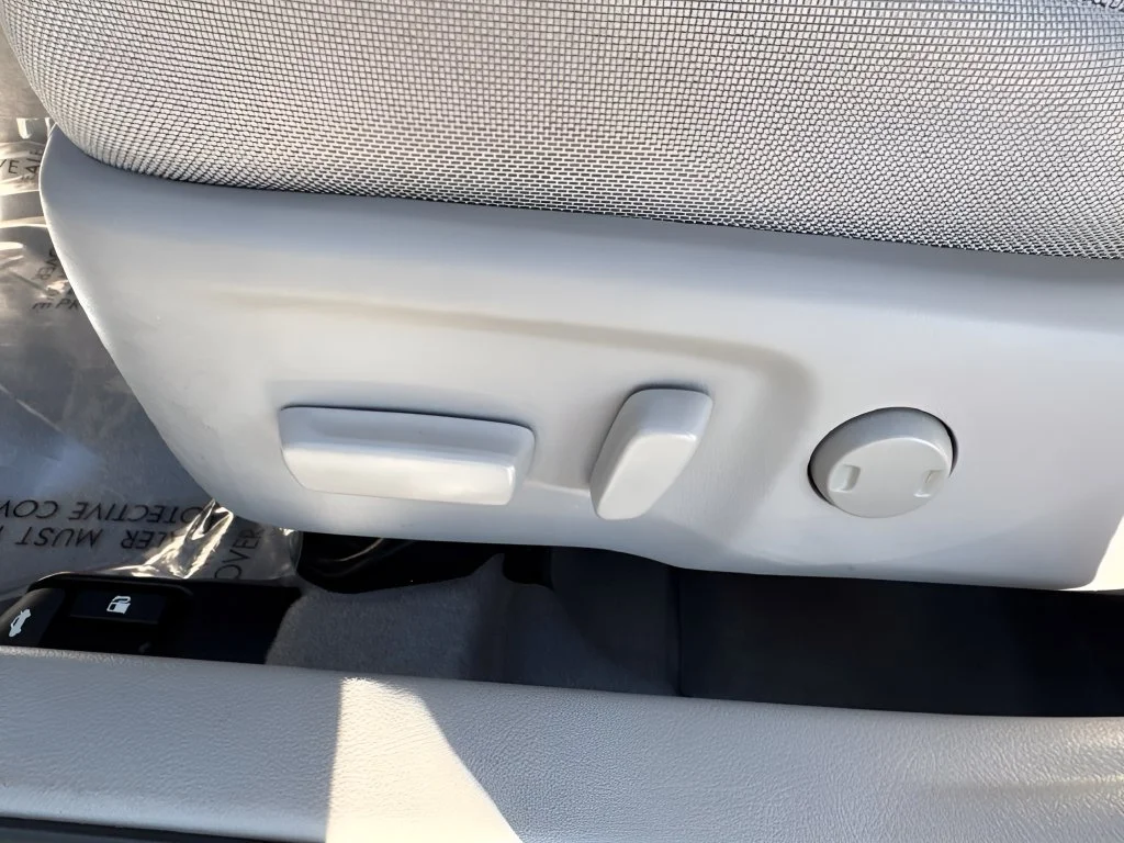 Used 2015 White Toyota LE image 9