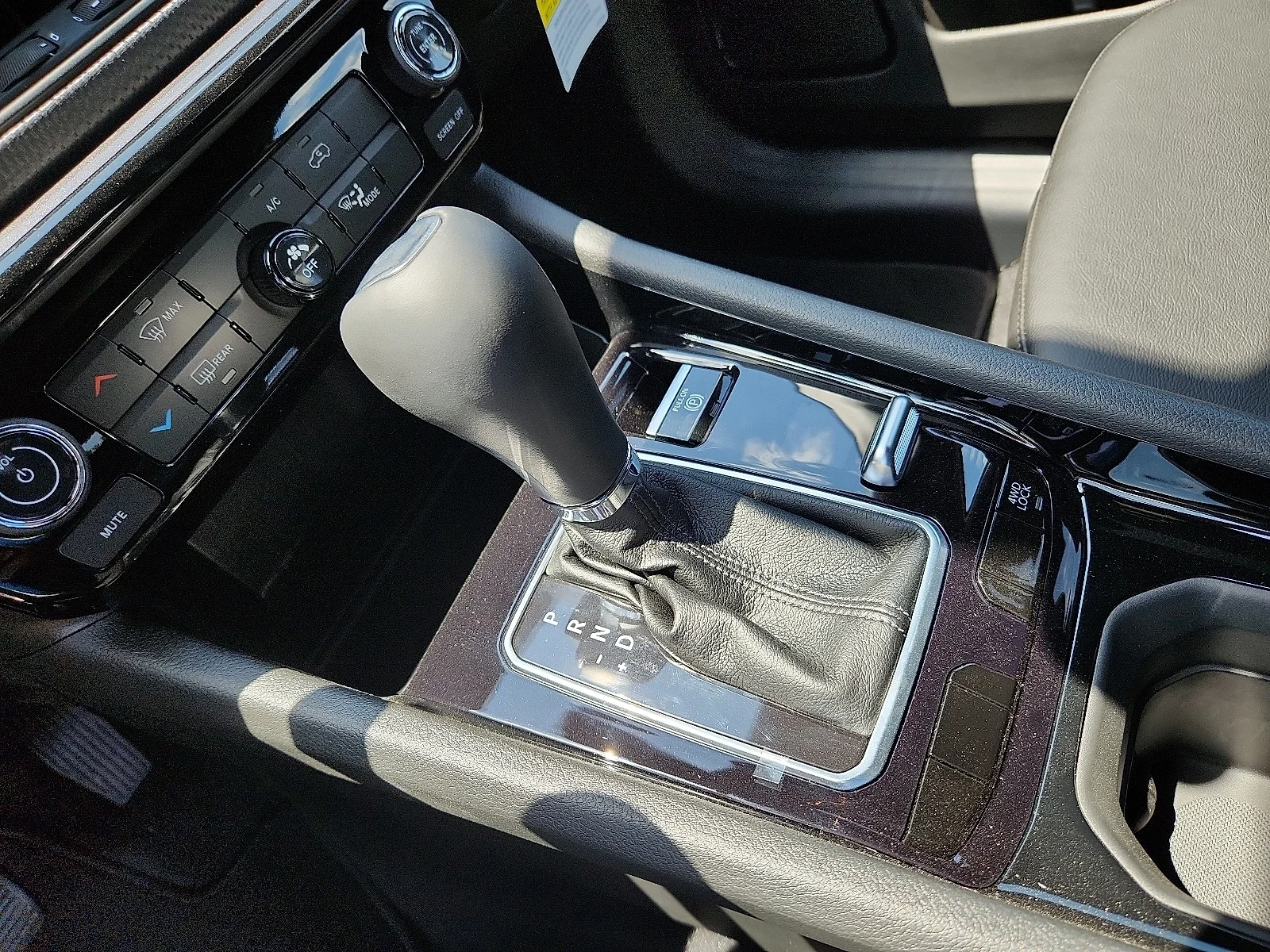 New 2026 Bright White Clear-Coat  Paint Jeep LATITUDE ALTITUDE 4X4 image 20