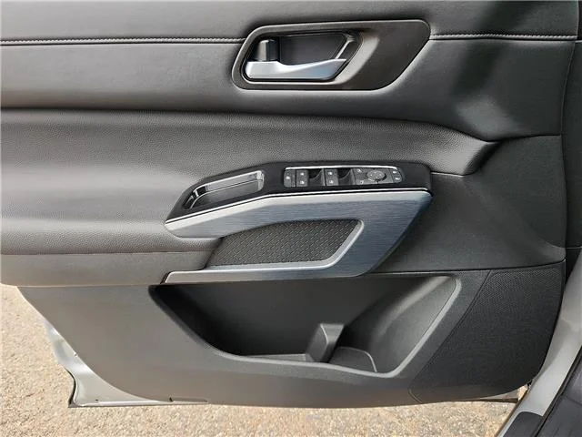Used 2025 Gray Nissan SL Front-Wheel Drive image 13