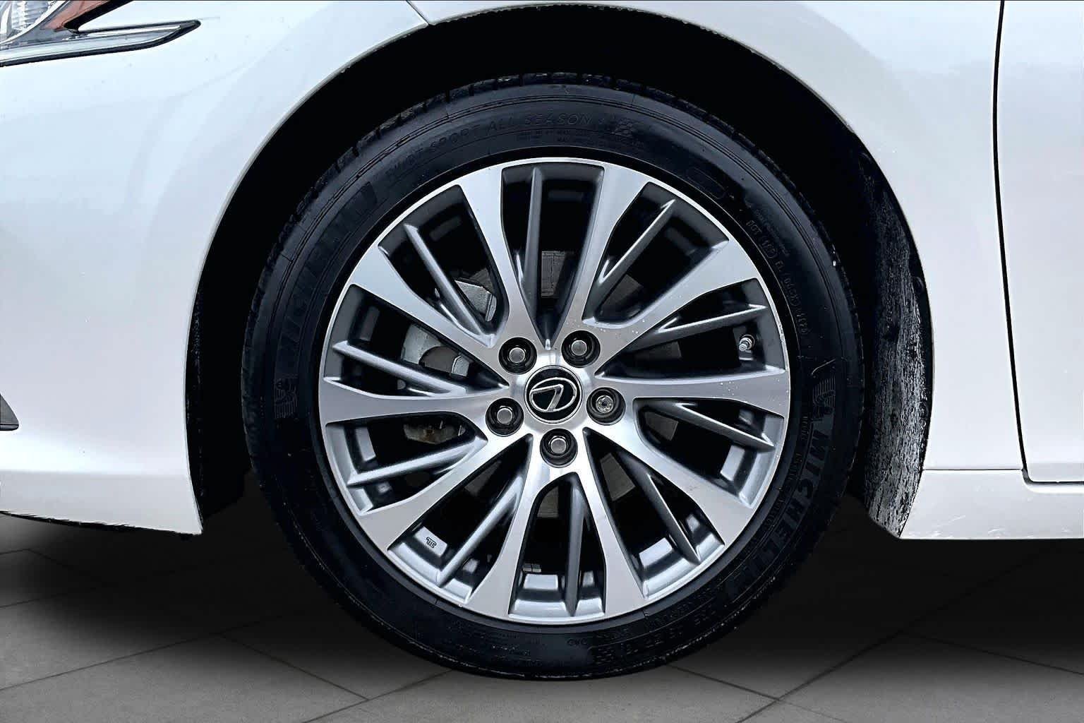 Used 2019 Eminent White Pearl Lexus  image 10