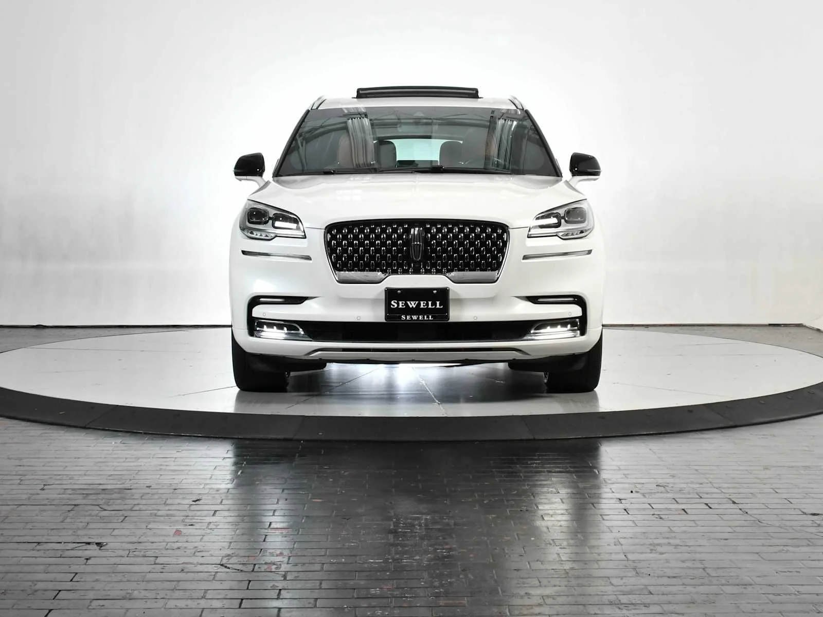 Used 2024 Pristine White Metallic Tri-Coat Lincoln Black Label image 9