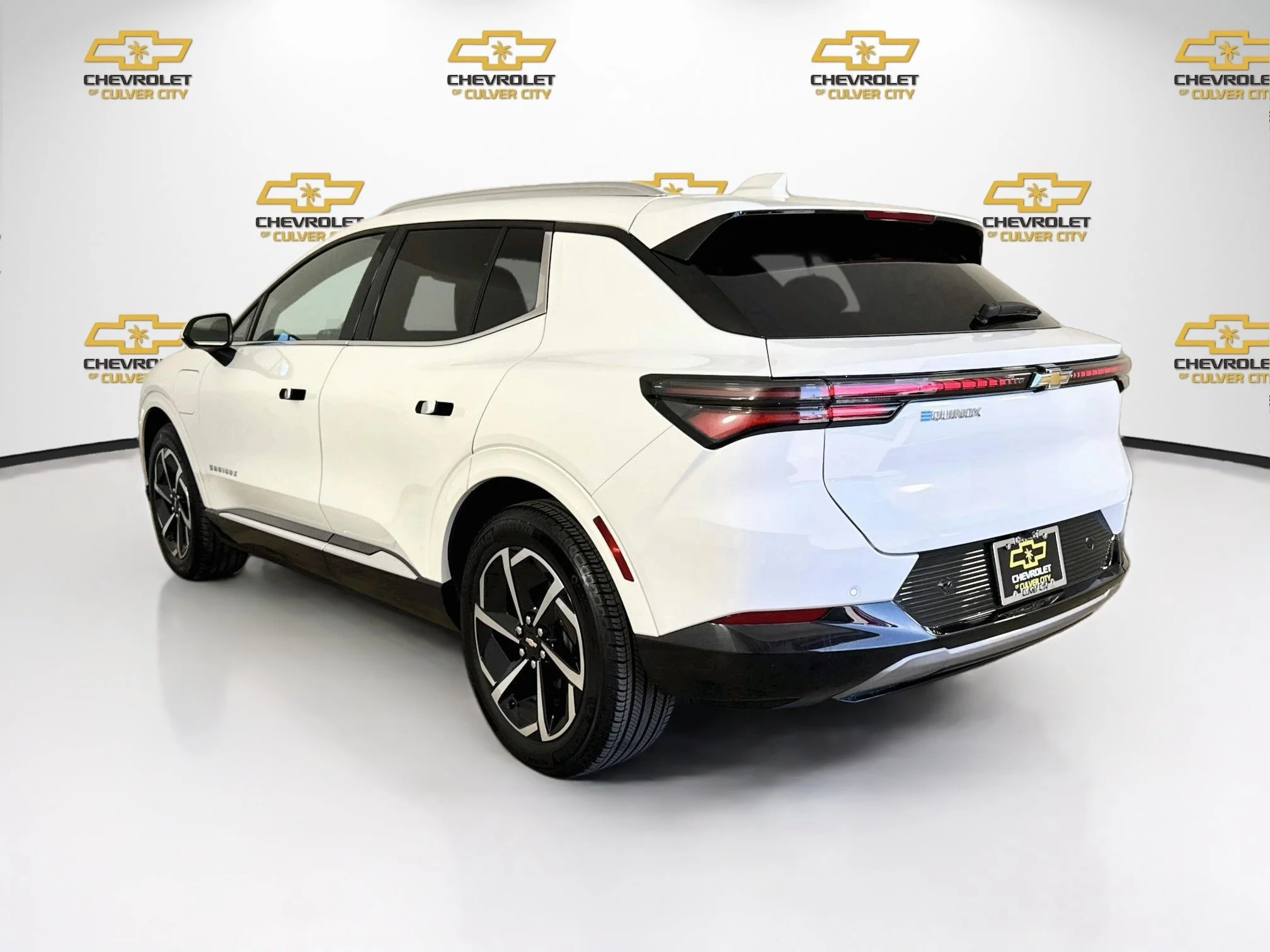 Used 2025 Summit White Chevrolet LT image 6