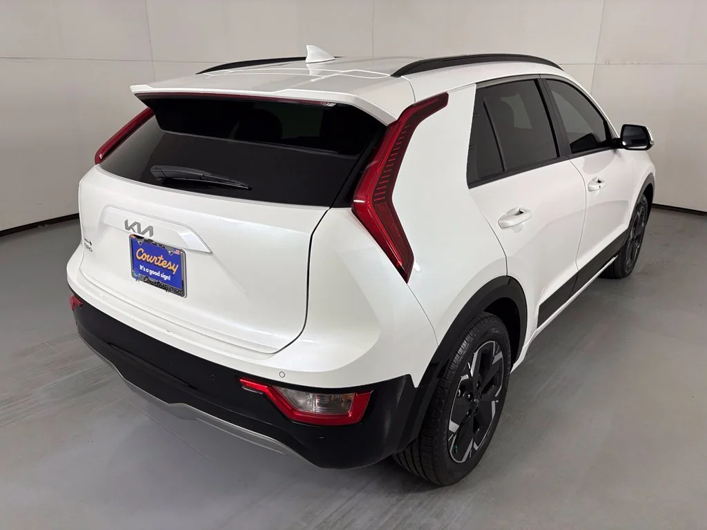 Used 2023 White Kia Wind image 8