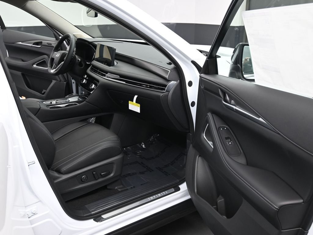 Used 2026 White INFINITI LUXE image 9