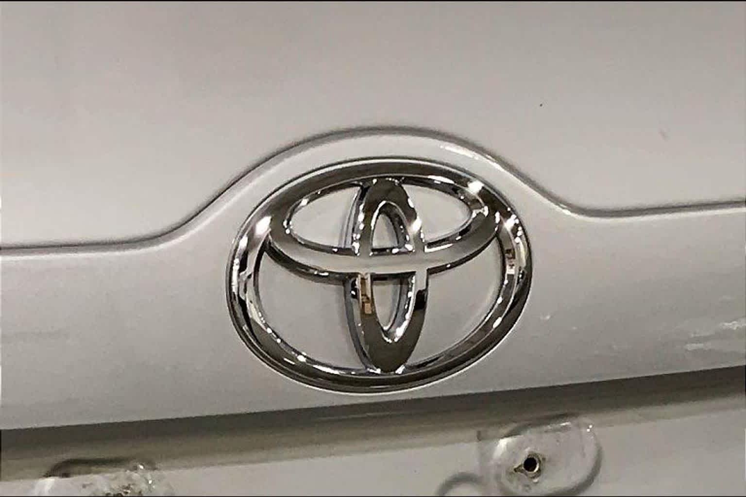 Used 2014 Classic Silver Metallic Toyota LE image 31