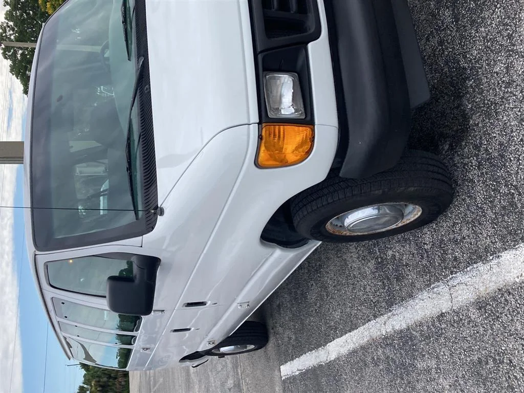 Used 2006  Ford Chateau image 3