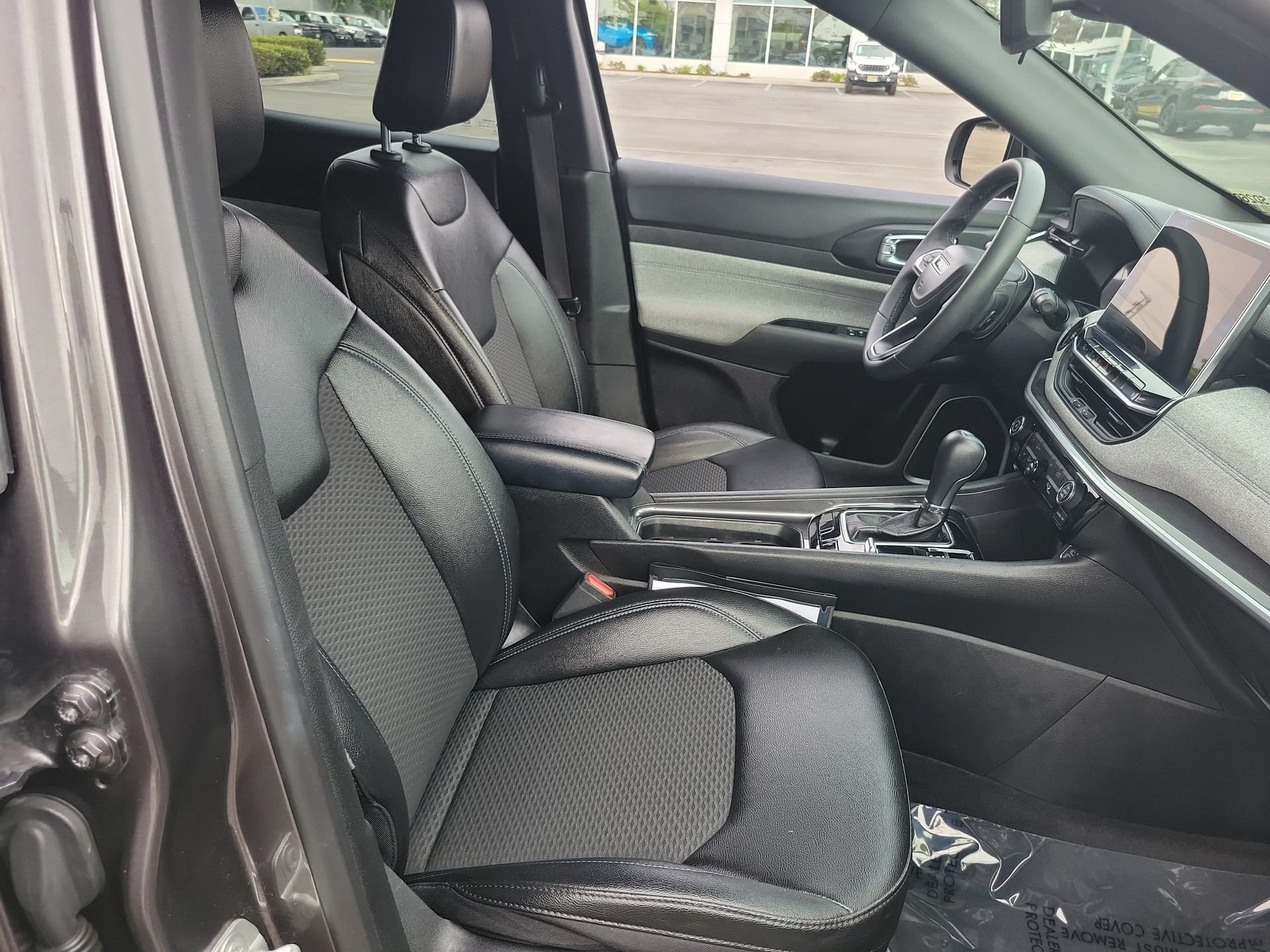 Certified Used 2024  Jeep Latitude image 19