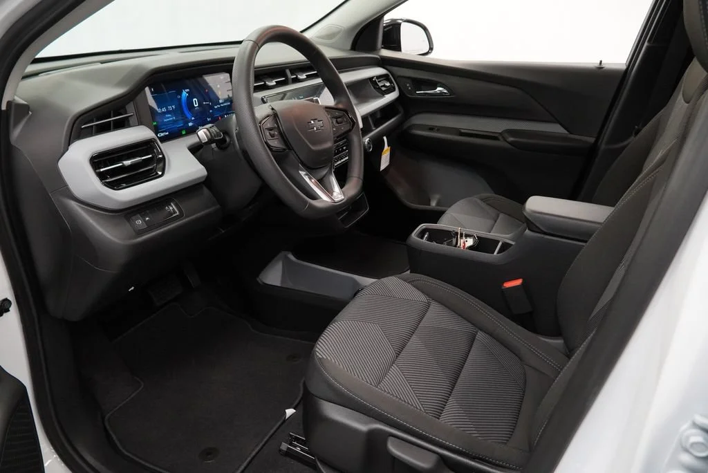 New 2027 Summit White Chevrolet LT image 11