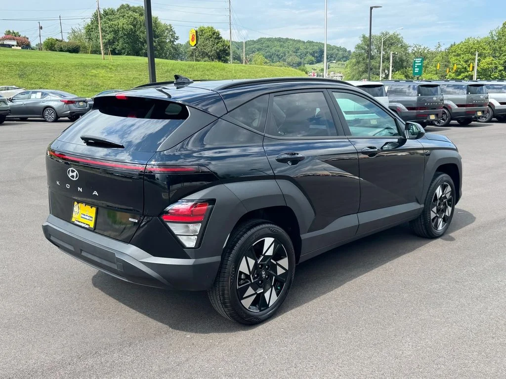 Used 2025 Black Hyundai SEL Convenience image 4