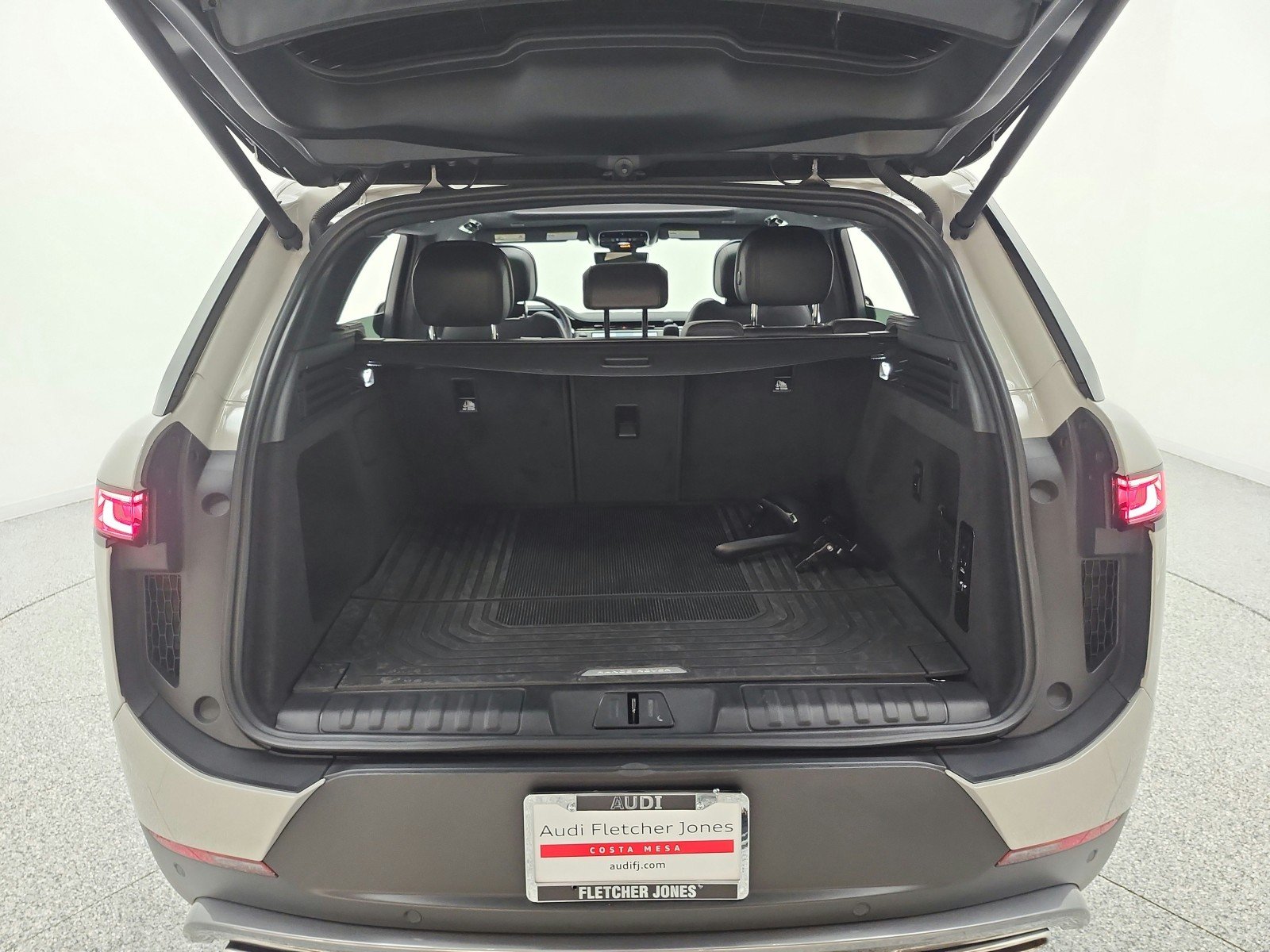 Used 2025 Borasco Grey Metallic Land Rover P360 SE image 18