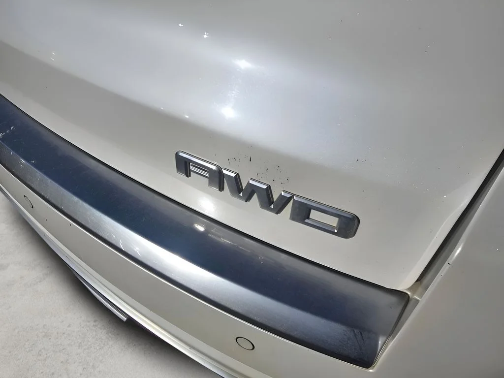 Used 2016 White Frost Tricoat GMC Denali image 18