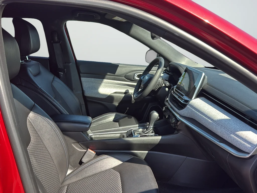 Used 2025 Red Jeep Latitude image 15
