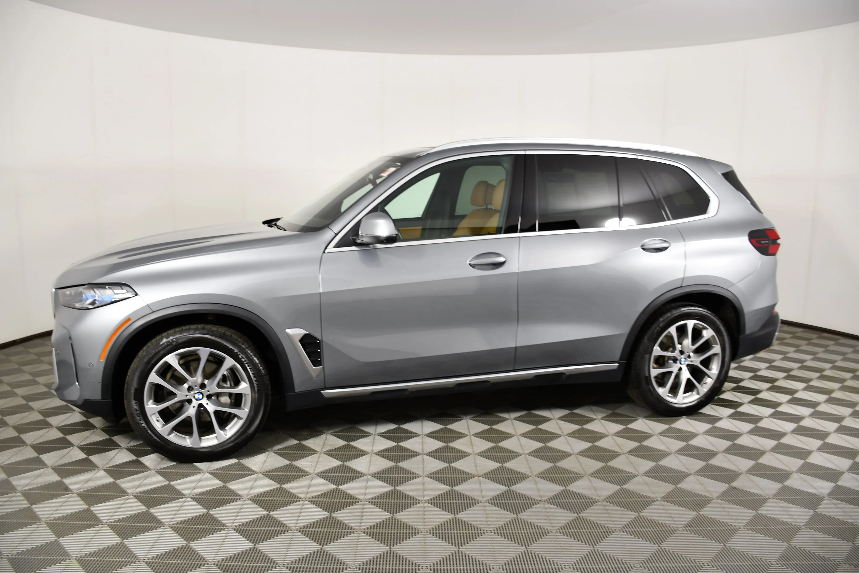 Used 2024 Skyscraper Grey Metallic BMW xDrive40i image 9