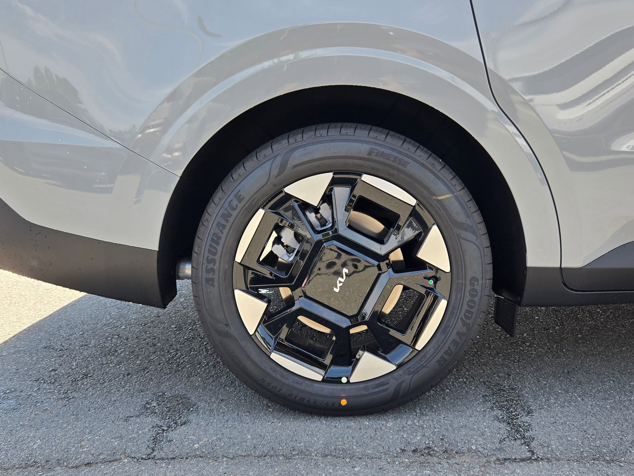 New 2026 Ceramic Silver Kia EX image 17