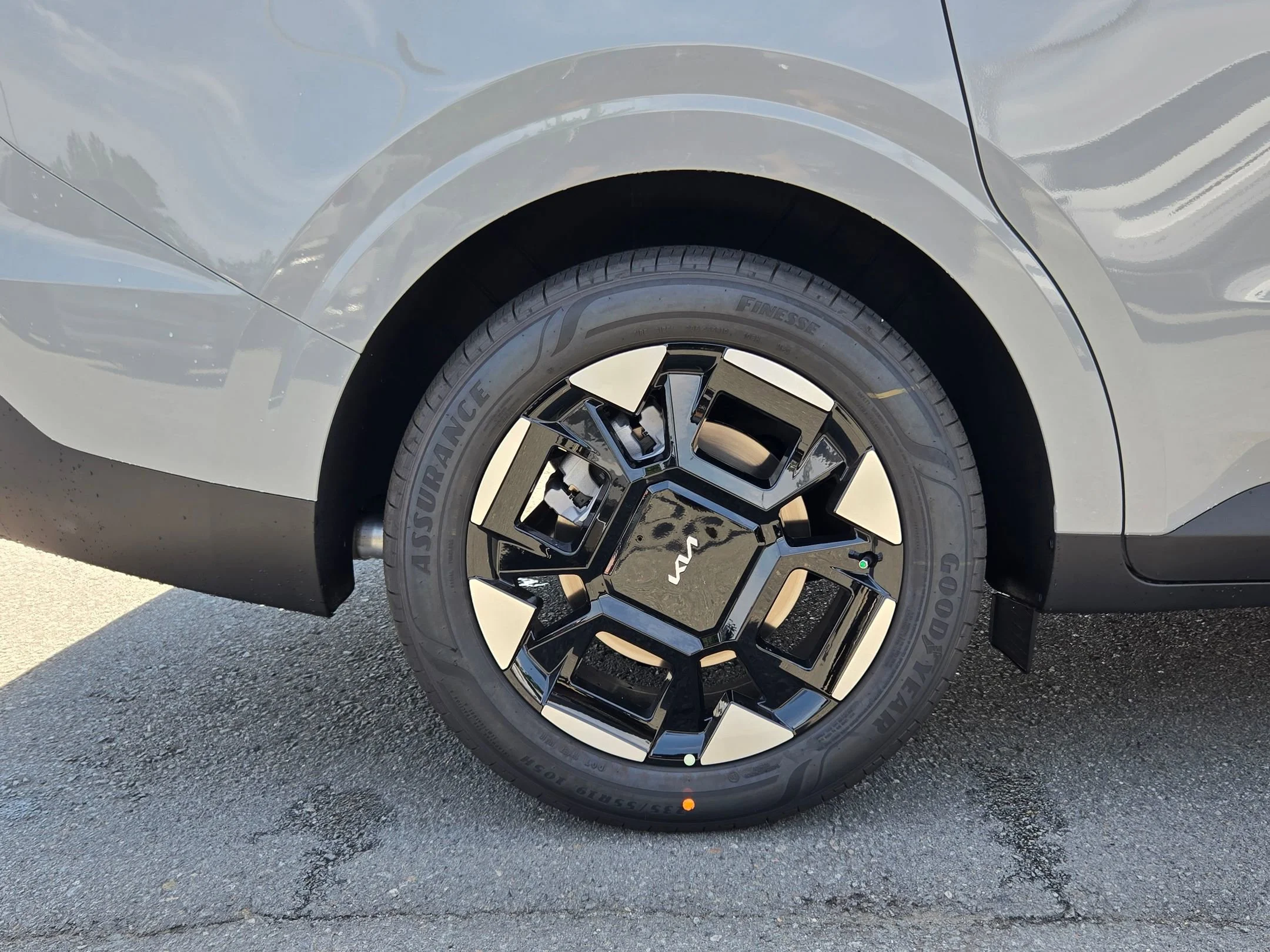 New 2026 Ceramic White Kia EX image 17