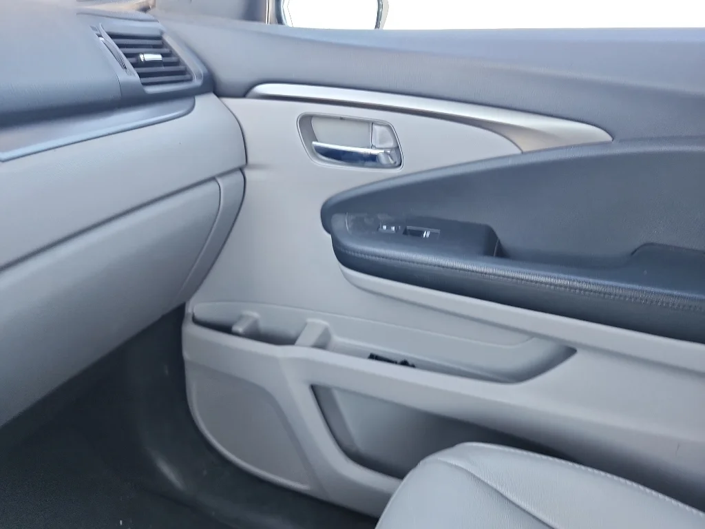 Used 2019 Crystal Black Pearl Honda EX-L image 30