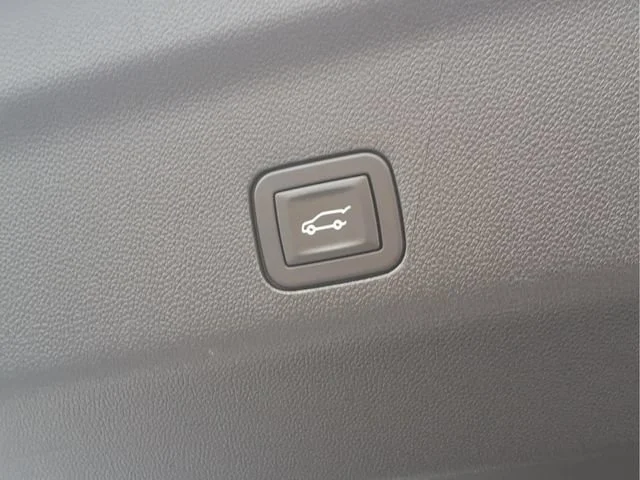 Used 2025 Summit White GMC Denali image 25